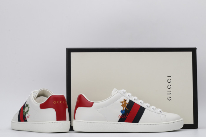 Gv*c ace embroidered low-top sneaker